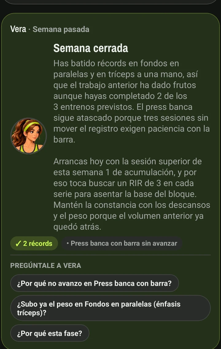 Resumen semanal de Vera: relaciona dos récords, un press banca estancado y dos de tres entrenos completados con el RIR de la nueva fase, y ofrece preguntas concretas sobre esas decisiones.
