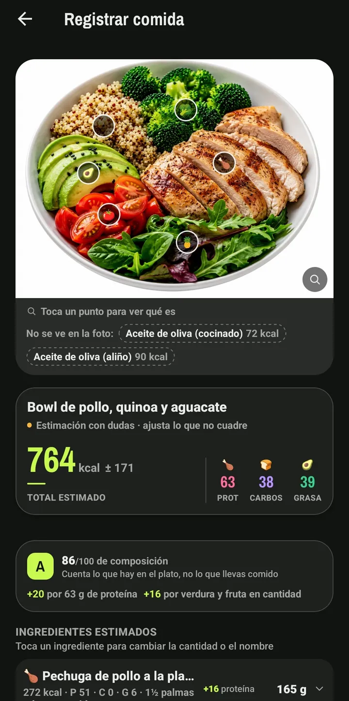 Comida fotografiada con pollo, quinoa y aguacate señalados sobre la imagen, una estimación de calorías y un margen de error visible.