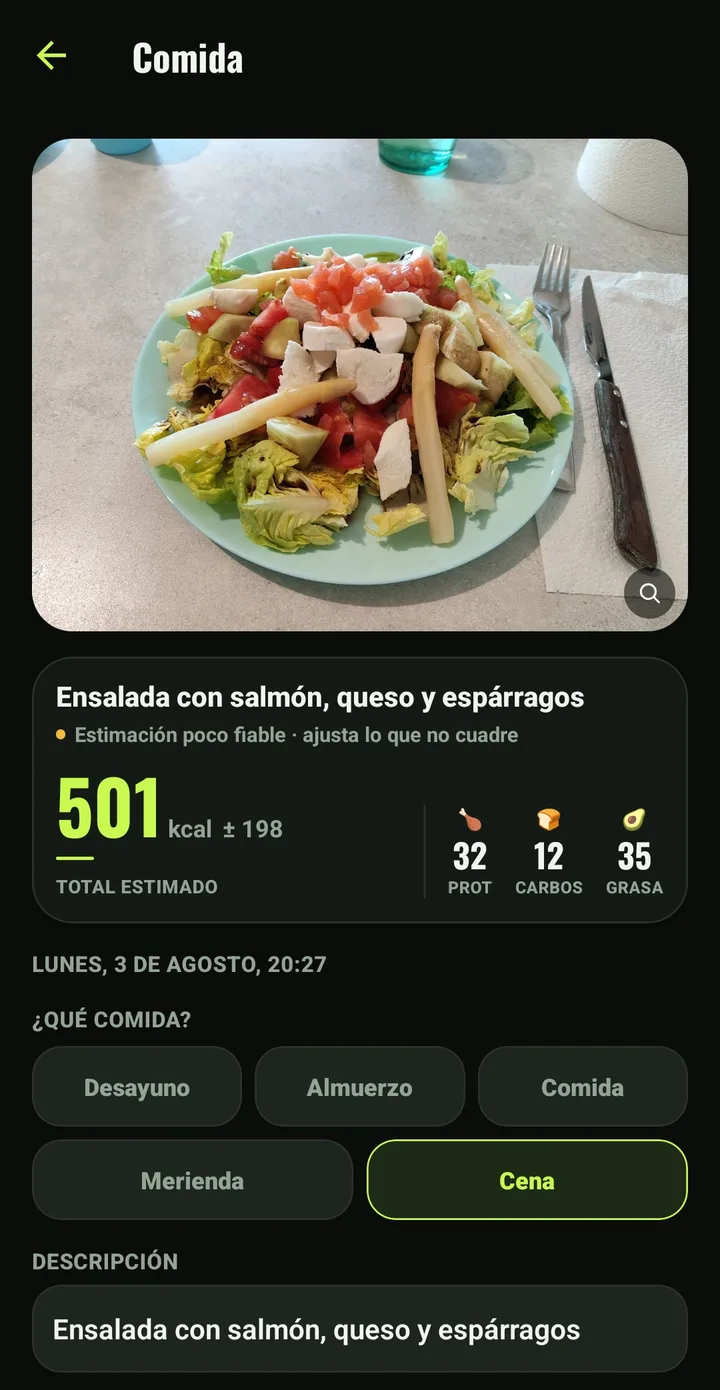 Pantalla de comida en Mesorep: la foto de una ensalada con salmón, queso y espárragos, estimada en 501 kcal con un margen de ±198, y sus macros — 32 g de proteína, 12 de hidratos y 35 de grasa.