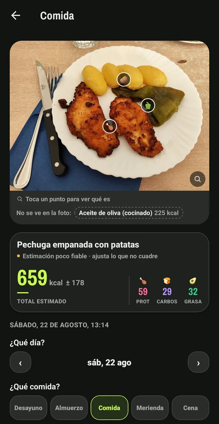 Pantalla de comida en Mesorep: la foto de un plato de pechuga empanada con patatas y pimiento, con cada ingrediente señalado sobre la imagen y el aceite de cocinado aparte porque no se ve, estimado en 659 kcal con un margen de ±178 y sus macros — 59 g de proteína, 29 de hidratos y 32 de grasa.